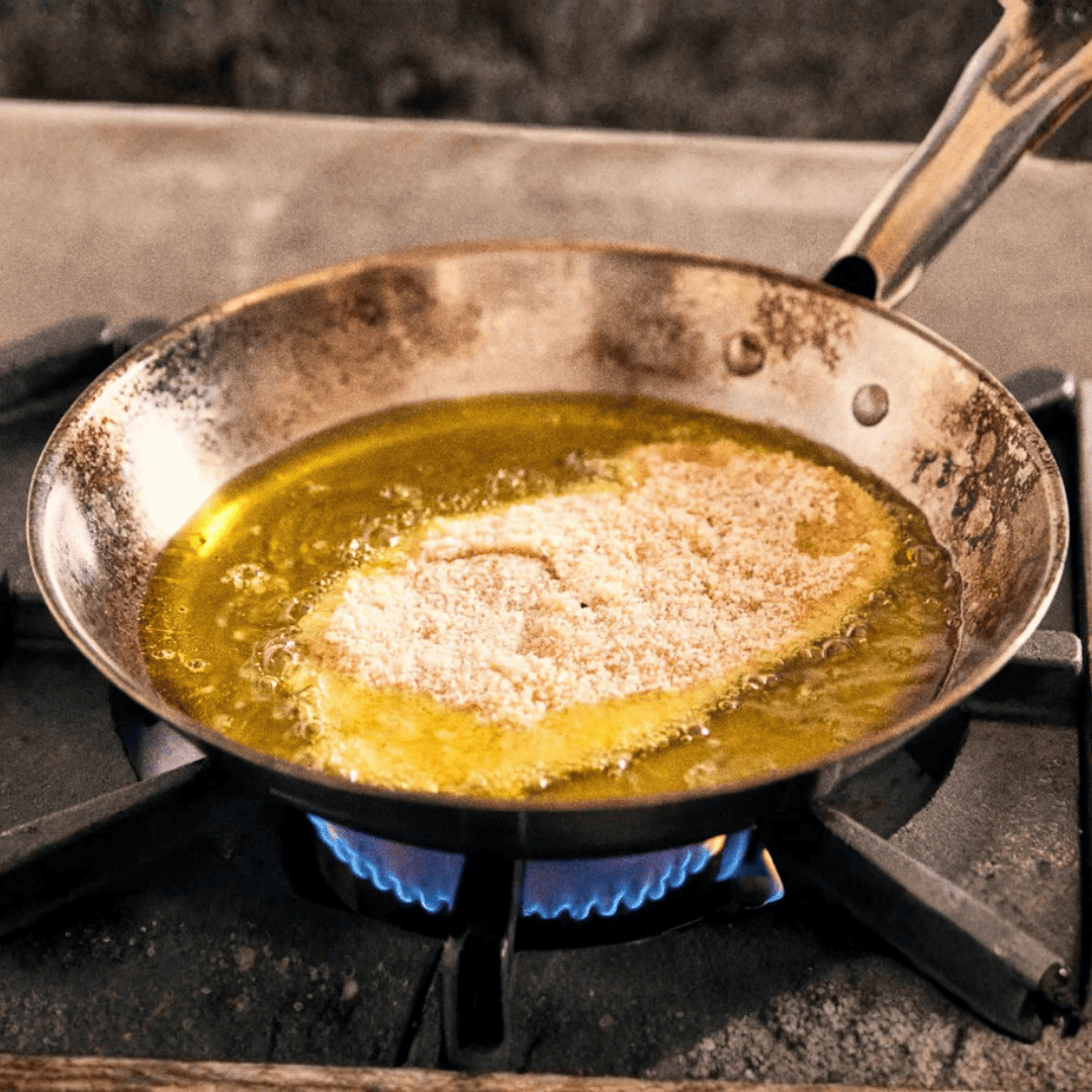 "Las Tres Marías" — Dos para cocinar, una para rematar