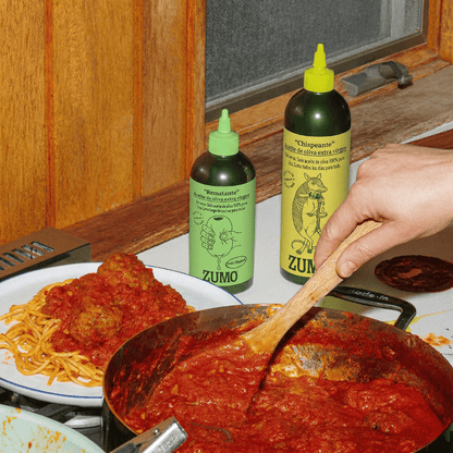 "Las Tres Marías" — Dos para cocinar, una para rematar